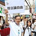 2014年7月1日，香港市民無懼恐嚇，紛紛走上街頭，用和平有秩序的方式，抗議中共亂港破壞一國兩制，要求特首梁振英下台。圖為香港記者協會首次擺放街站爭取新聞自由。（余鋼/大紀元）