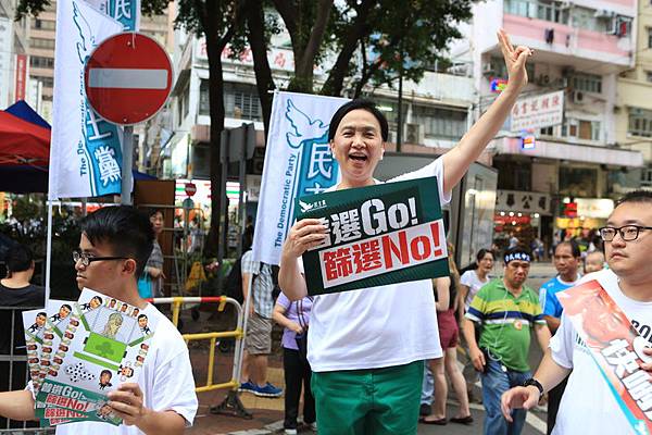 2014年7月1日，香港市民無懼恐嚇，紛紛走上街頭，用和平有秩序的方式，抗議中共亂港破壞一國兩制，要求特首梁振英下台。圖為參加遊行的民眾手持展板表達訴求。（余鋼／大紀元）