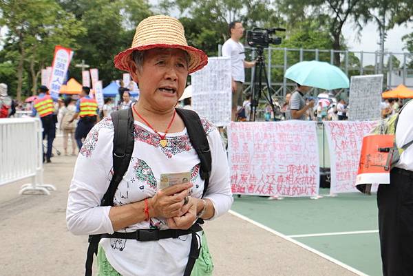 現年56歲的香港居民譚如玲，每年都來參與七一或者六四，她曾經在大陸被盜3萬多元，但五年來非但沒有討回應得的權利，卻三度被關押，她講述在大陸遭受打壓的冤情，淚如雨下。（楊安娜/大紀元）