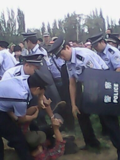 6月27日，甘肅省敦煌市政法委書記孫小強親自帶著數百警察及公務員，到肅州鎮祁家橋村三組強行徵地。（網絡圖片）