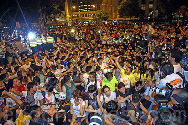 香港逾51萬人的七一大遊行結束後，學聯發動大約1200人在中環遮打道發起和平「佔中」。警方7月2日凌晨出動大批警力武力清  場，在5個多小時內一共拘捕511人。學聯批評警方濫用暴力。（潘在殊／大紀元）