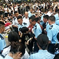 香港逾51萬人的七一大遊行結束後，學聯發動大約1200人在中環遮打道發起和平「佔中」。警方7月2日凌晨出動大批警力武力清  場，在5個多小時內一共拘捕511人。學聯批評警方濫用暴力。（潘在殊／大紀元）
