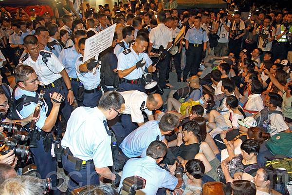 香港逾51萬人的七一大遊行結束後，學聯發動大約1200人在中環遮打道發起和平「佔中」。警方7月2日凌晨出動大批警力武力清  場，在5個多小時內一共拘捕511人。學聯批評警方濫用暴力。（潘在殊／大紀元）