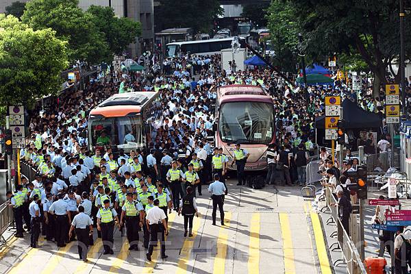 香港逾51萬人的七一大遊行結束後，學聯發動大約1200人在中環遮打道發起和平「佔中」。警方7月2日凌晨出動大批警力武力清  場，在5個多小時內一共拘捕511人。學聯批評警方濫用暴力。（潘在殊／大紀元）