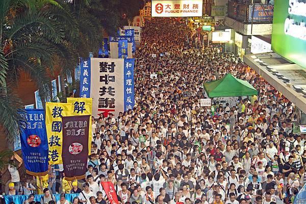 2014年7月1日，超過51萬的香港人頂著悶熱和驟雨上街遊行，表達爭取普選及捍衛香港核心價值的決心，要求中共撤回白皮書和梁振英下台。（潘在殊／大紀元）