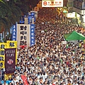 2014年7月1日，超過51萬的香港人頂著悶熱和驟雨上街遊行，表達爭取普選及捍衛香港核心價值的決心，要求中共撤回白皮書和梁振英下台。（潘在殊／大紀元）