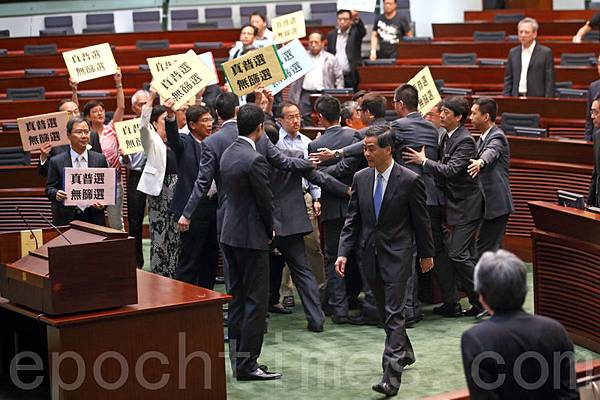 他7月3日出席立法會特首答問大會時，被泛民主議員群起離場抗議。（蔡雯文／大紀元）