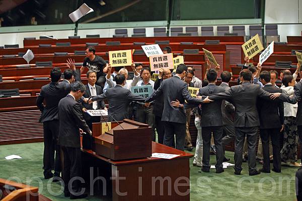 他7月3日出席立法會特首答問大會時，被泛民主議員群起離場抗議。（蔡雯文／大紀元）