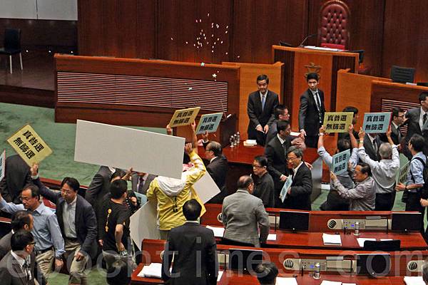 他7月3日出席立法會特首答問大會時，被泛民主議員群起離場抗議。（蔡雯文／大紀元）