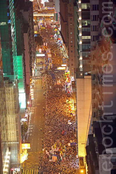 2014年7月1日，超過51萬的香港人頂著悶熱和驟雨上街遊行，表達爭取普選及捍衛香港核心價值的決心，要求中共撤回白皮書和梁振英下台。（潘在殊／大紀元）