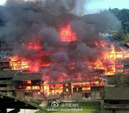 圖為貴州黎平縣侗寨火災現場。（網絡圖片）