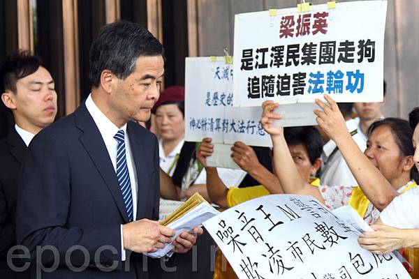 梁振英7月8日早上出席行政會議前，再次批評立法會泛民議員「拉布」，造成大量議題積壓。隨即遭立法會主席曾鈺成反駁稱說法太過簡單。（潘在殊/大紀元）