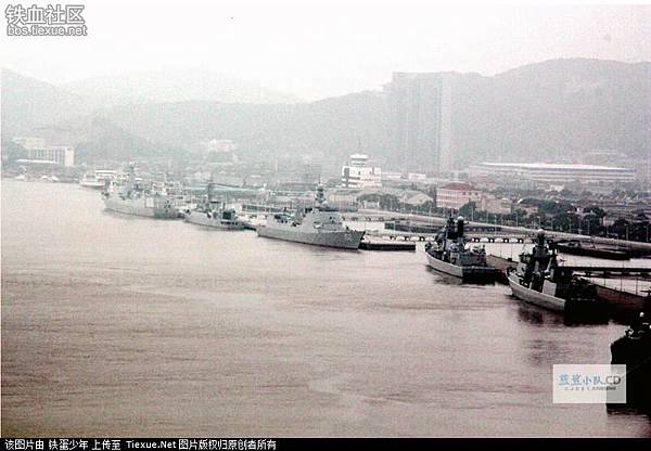 網絡熱傳中共軍隊大批戰艦集結東海艦隊舟山基地的照片。（網絡圖片）