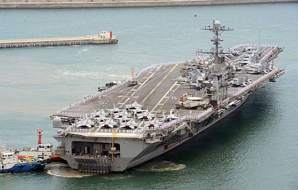7月11日，美國第七艦隊的核心戰艦——核動力航母「喬治•華盛頓號」駛抵韓國釜山港。（newsisi）