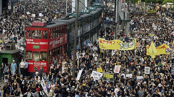 2003年7月1日，為反對基本法23條立法，50萬香港市民參加了由「民間人權陣線」發起的大遊行。（PETER PARKS／AFP）