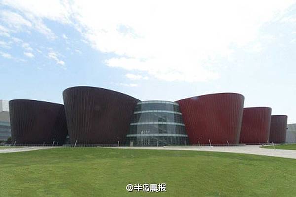山西省太原博物館因其外形及顏色被民眾戲稱是「五桶速食麵」。(網路圖片)