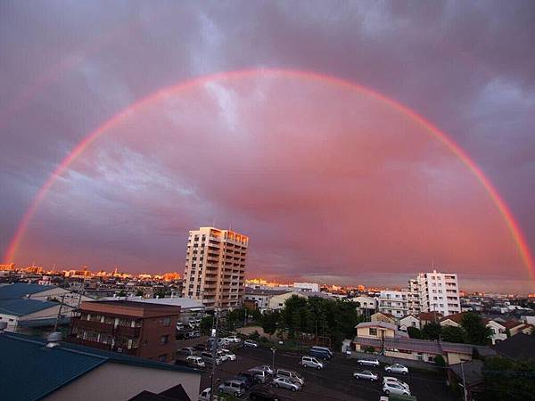 日本東京天空日前出現雙重彩虹，內圈彩虹下方還呈現紅色輝光，猶如通往另一個世界的入口。（圖片來源：推特網站） 