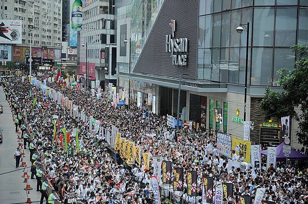 國際組織人權觀察7月14日發佈新聞公告表示，香港特首梁振英應在向中共政府提交的報告中，反映香港居民對真正普選的強烈訴求。圖：7月1日超過51萬香港民眾舉行大遊行，要求獲得普選下一任香港最高行政長官的權利。(Anthony Kwan/Getty Images)