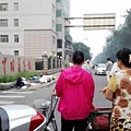 7月16日早上8點10分左右，北京有7人在《中國青年報》門口集體喝農藥自殺。（網絡圖片）
