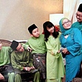 馬來西亞民都魯發展局一名高級職員阿麗查加查裡與丈夫及4名子女乘搭馬航MH17從荷蘭阿姆斯特丹飛返吉隆坡準備歡度開齋  節，一家六口被空難奪命。