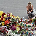 2014年7月17日，烏克蘭基輔，民眾在基輔的荷蘭大使館門前以鮮花悼念罹難者。（SERGEI SUPINSKY/AFP/Getty Images)