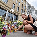 2014年7月17日，烏克蘭基輔，民眾在基輔的荷蘭大使館門前以鮮花悼念罹難者。（SERGEI SUPINSKY/AFP/Getty Images)