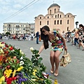 2014年7月17日，烏克蘭基輔，民眾在基輔的荷蘭大使館門前以鮮花悼念罹難者。（SERGEI SUPINSKY/AFP/Getty Images)