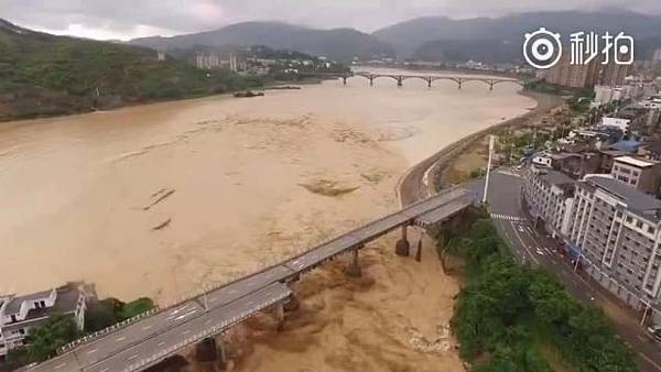 「尼伯特」侵襲福建閩清等地引發洪災，災情慘重，網民不滿坂東人民死傷至少數百人，官方卻謊稱死亡10人，11人失蹤。（網路 圖片）2016-7