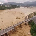 「尼伯特」侵襲福建閩清等地引發洪災，災情慘重，網民不滿坂東人民死傷至少數百人，官方卻謊稱死亡10人，11人失蹤。（網路 圖片）2016-7