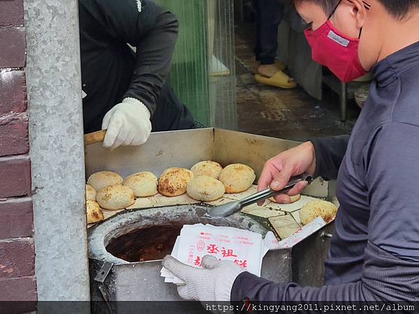 《新竹•食》新竹城隍廟旁排隊美食|新竹廟口胡椒餅|新竹四代傳