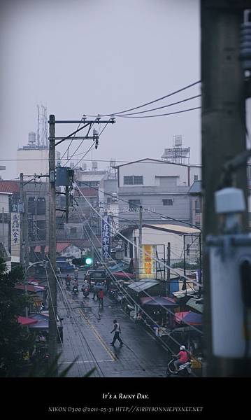 雨天。街道