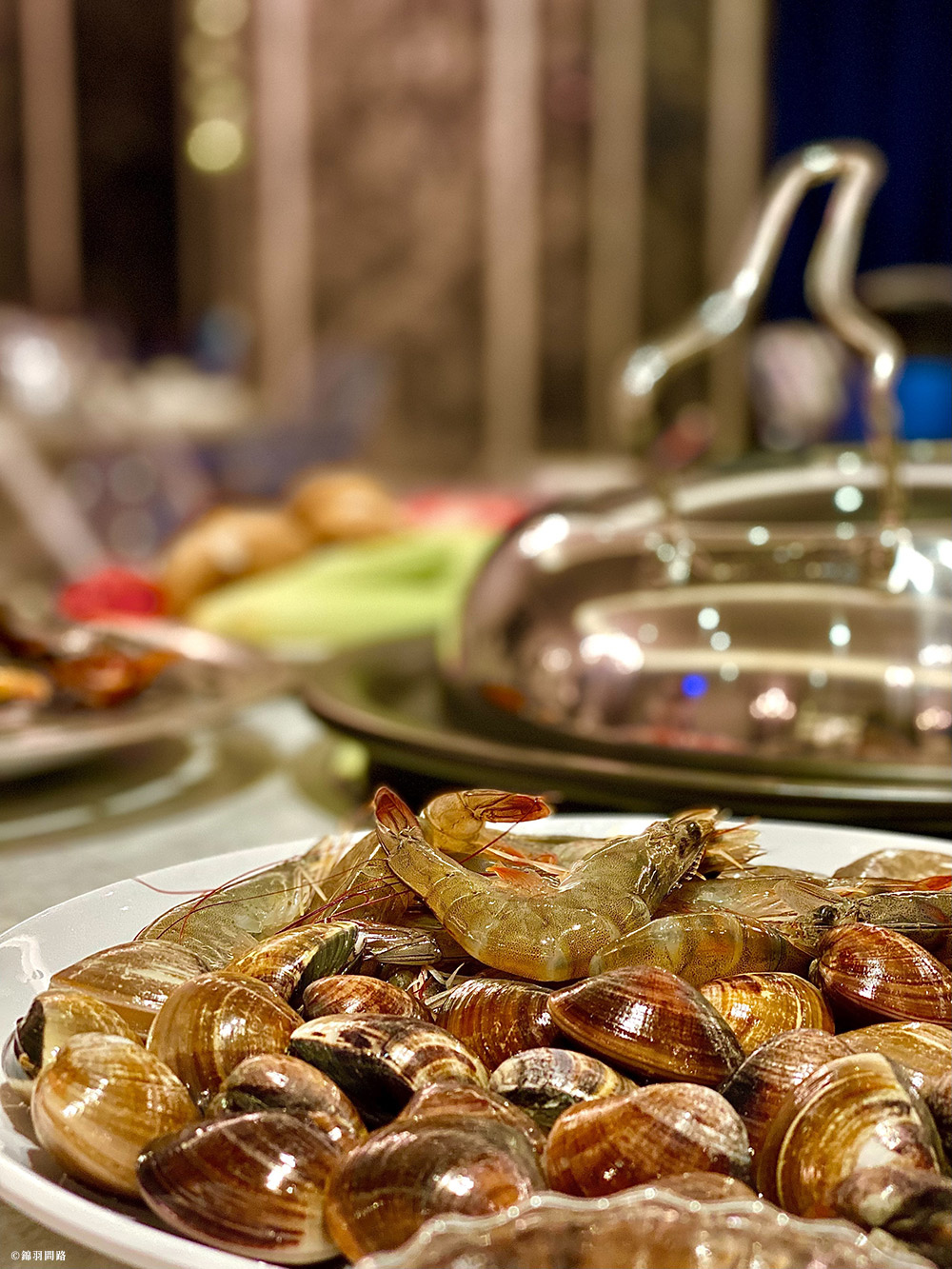 新莊美食「濤濤海鮮蒸氣鍋」選用在地海鮮專人桌邊服務，新鮮食材原汁原味呈現食物風味