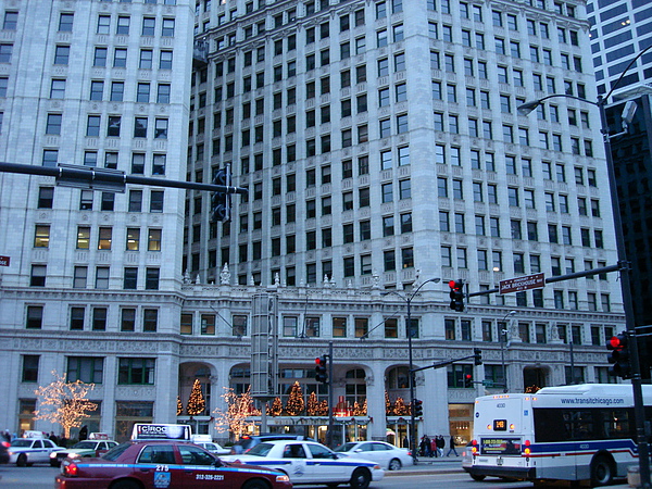 Walking on the Michigan Avenue --- 一直走就忘了照像了><