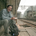 【B-11】劉克襄在月台.jpg