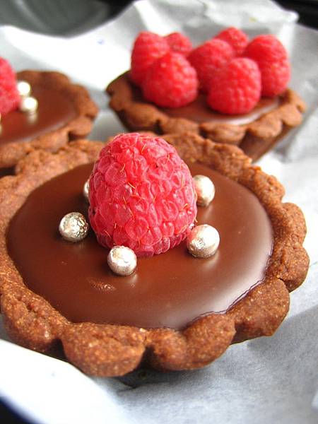 20060214 raspberries choco tart.JPG