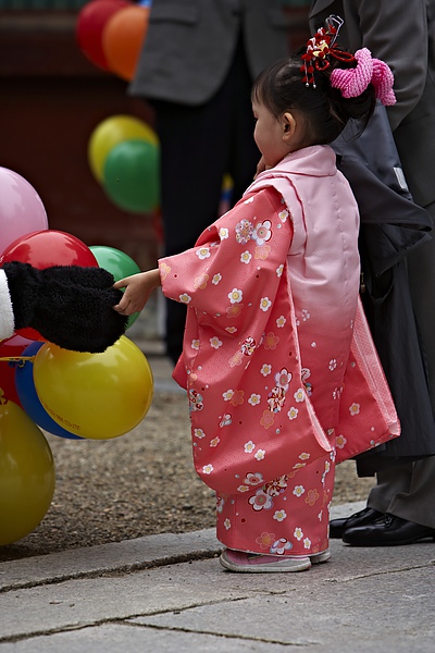 2008日本東北秋旬  105-鹽竈神社參加七五三祭的小女孩.jpg
