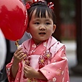 2008日本東北秋旬  106-鹽竈神社參加七五三祭的小女孩.jpg