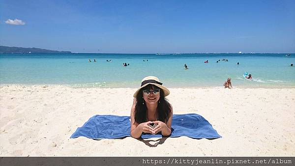 少爺閒妻長灘島戲水拍寫真趣