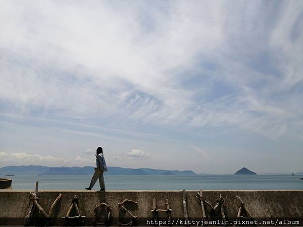 林家女孩馳騁於直島