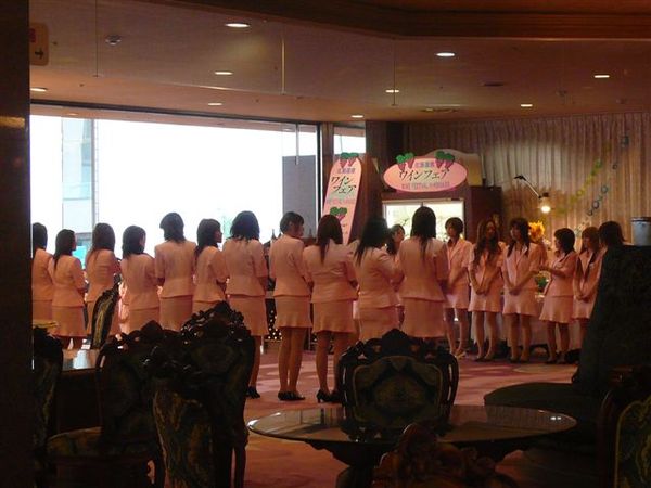 第二天滴飯店~天翔飯店~排排站的是日本妹妹~氣質很X~他們正在迎接日本色鬼~