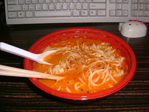 20081116 全家 熱烈一番担担麵 $70 (10).JPG