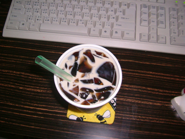 20080526 樂華夜市 酸莓嘴媽媽賣的仙草奶凍 (3).JPG
