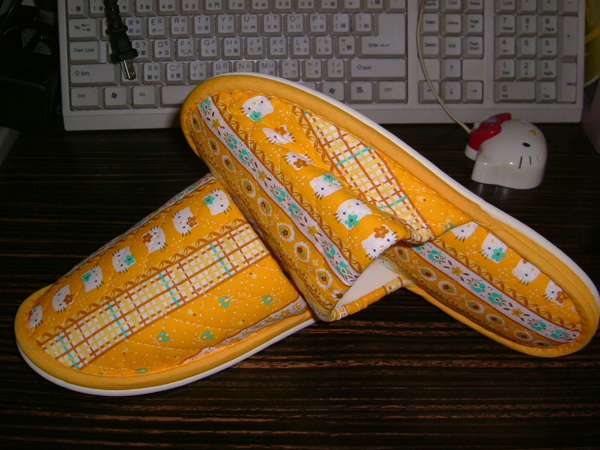 20090209 kitty 黃色拖鞋 (1).JPG