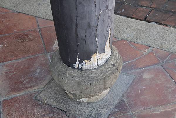 梭柱 防止地震来袭建筑物会摇晃,有点稳固地基的作用.