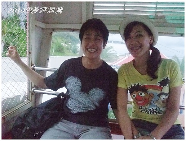 海洋公園~摩天輪怕怕(手抓得很緊唷!)