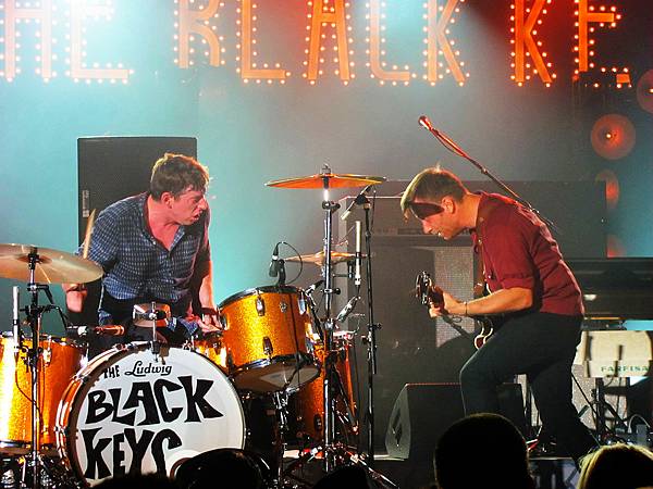 1280px-Blackkeys022011.jpg