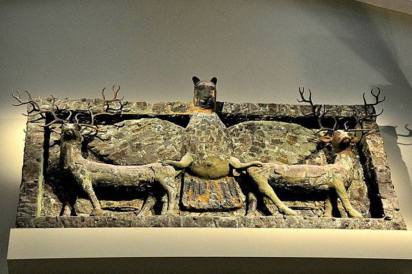 1280px-Frieze_of_Imdugud_(Anzu)_grasping_a_pair_of_deer,_from_Tell_Al-Ubaid..JPG
