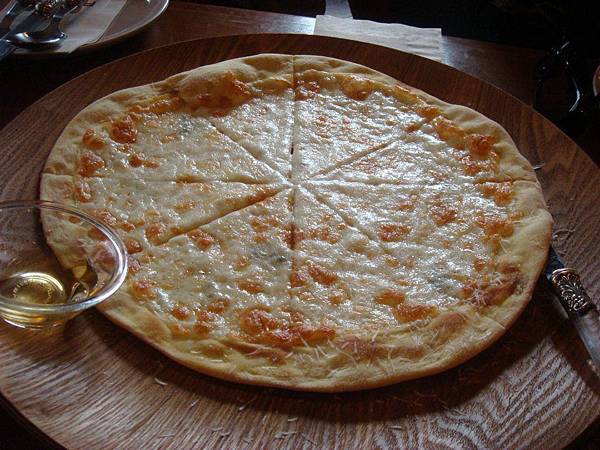 起士披薩沾蜂蜜！好好吃。。ＱＱ