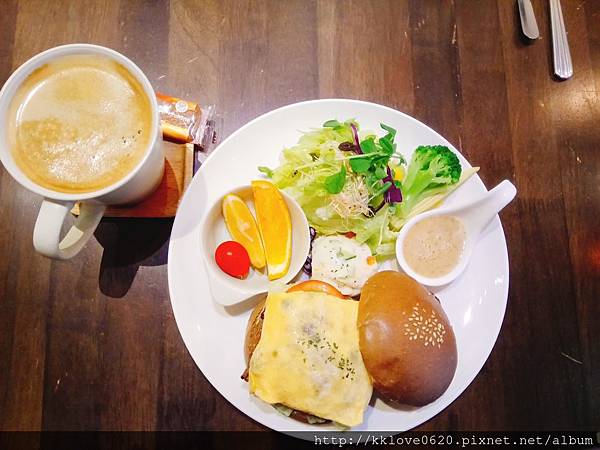 「小倉庫早午餐」黑麥菇菇蜜汁烤雞堡.jpg