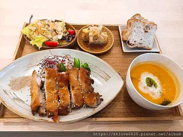 「朝食午宴」義式香料烤雞腿定食.jpg